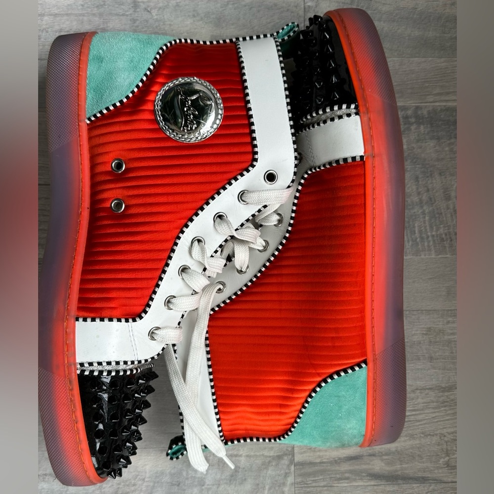 LOU SPIKES ORLATO FLAT
MATERIAL: SP/JACQ VOLT/NP
COLOR: VERSION MULTI
